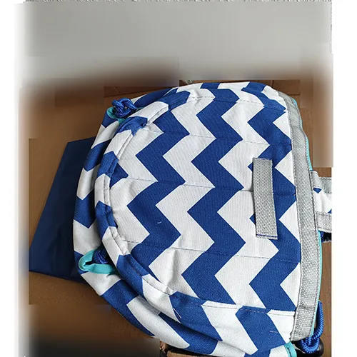 Leagăn textil alb-albastru pentru copii sub trei ani. Produs v&acirc;ndut online, &icirc;n special prin intermediul Amazon (ASIN: B0D3HM6TDV).