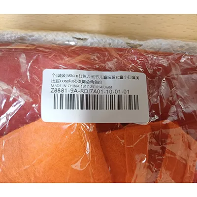 Costumul Little Red Riding Hood este compus dintr-o bentiță roșie, o geantă &icirc;n formă de dovleac, un șorț alb, o rochie albă, neagră și roșie și o pelerină roșie cu glugă. Produs v&acirc;ndut online, &icirc;n special prin intermediul TikTok.