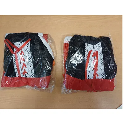 Costumul Little Red Riding Hood este compus dintr-o bentiță roșie, o geantă &icirc;n formă de dovleac, un șorț alb, o rochie albă, neagră și roșie și o pelerină roșie cu glugă. Produs v&acirc;ndut online, &icirc;n special prin intermediul TikTok.