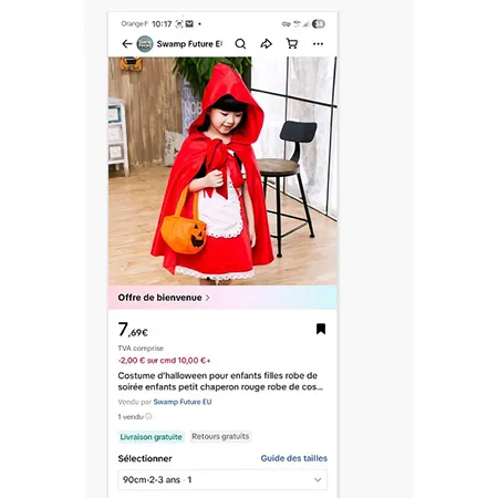 Costumul Little Red Riding Hood este compus dintr-o bentiță roșie, o geantă &icirc;n formă de dovleac, un șorț alb, o rochie albă, neagră și roșie și o pelerină roșie cu glugă. Produs v&acirc;ndut online, &icirc;n special prin intermediul TikTok.