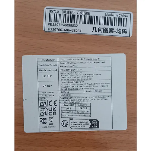 Un puzzle din lemn multicolor, format din 16 piese diferite. Produs v&acirc;ndut online, &icirc;n special prin intermediul Shein.