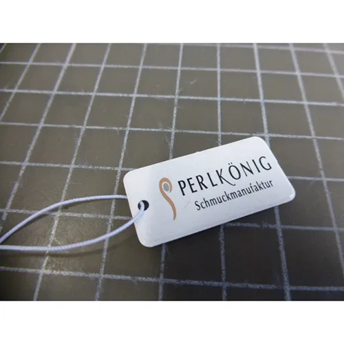 Colier metalic argintiu cu pandantive metalice argintii, negre și aurii, &icirc;nchidere și prelungitor de lanț.