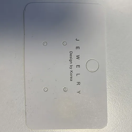 Cercei de culoare argintie &icirc;n formă de broască. Produs v&acirc;ndut online, &icirc;n special prin intermediul Shein.