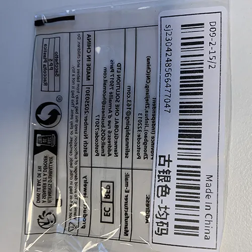 Cercei de culoare argintie &icirc;n formă de broască. Produs v&acirc;ndut online, &icirc;n special prin intermediul Shein.