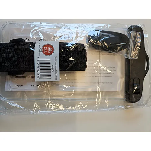 Geantă de telefon mobil transparentă, impermeabilă, cu curele negre. Produs v&acirc;ndut online, &icirc;n special prin intermediul www.cal.no și www.billigmarkedet.no.