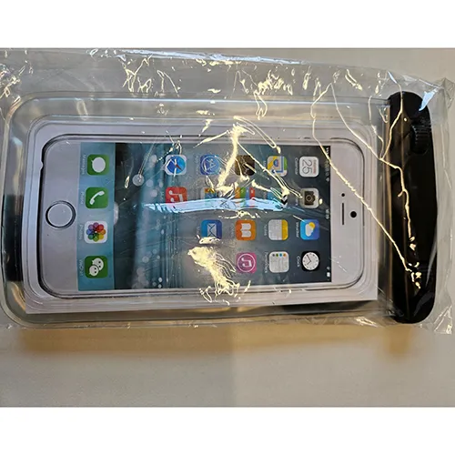 Geantă de telefon mobil transparentă, impermeabilă, cu curele negre. Produs v&acirc;ndut online, &icirc;n special prin intermediul www.cal.no și www.billigmarkedet.no.