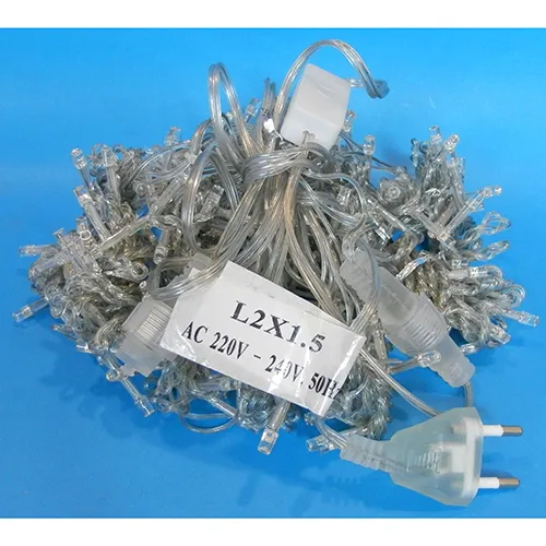 Lanț de iluminat decorativ care poate fi extins. Tensiune de 220-240 V, frecvență de 50 Hz, dimensiune 2 m x 1,5 m.