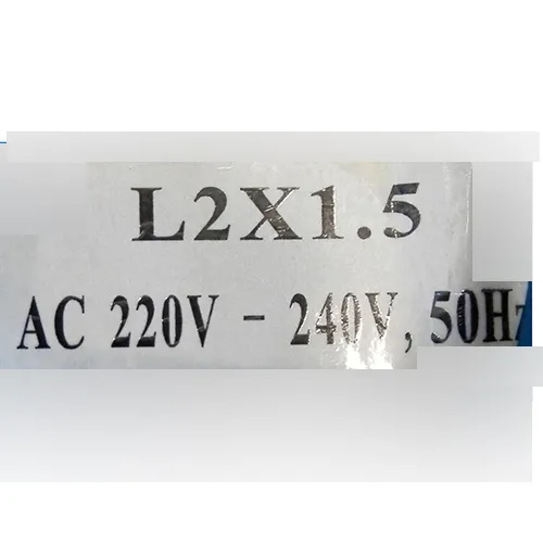 Lanț de iluminat decorativ care poate fi extins. Tensiune de 220-240 V, frecvență de 50 Hz, dimensiune 2 m x 1,5 m.