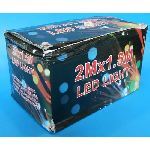 Lanț de iluminat decorativ care poate fi extins. Tensiune de 220-240 V, frecvență de 50 Hz, dimensiune 2 m x 1,5 m.