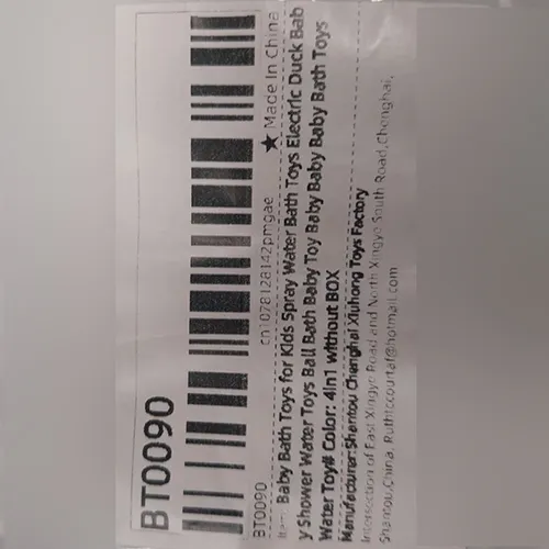 Jucărie de baie electrică sub forma unei bărci plutitoare, din plastic rigid. Jucăria cuprinde o bază de ambarcațiune care &icirc;ncorporează un sistem cu jet alimentat cu baterii, trei figurine de rață care pot fi poziționate pe ambarcațiune, un modul de &bdquo;duș&rdquo; const&acirc;nd dintr-o rață conectată printr-un furtun rigid la un cap de duș. O ceașcă de aspirație este furnizată nemontată și slăbită, precum și un manual de instrucțiuni.