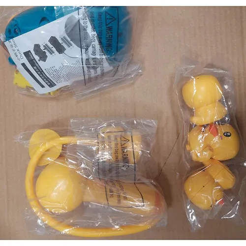 Jucărie de baie electrică sub forma unei bărci plutitoare, din plastic rigid. Jucăria cuprinde o bază de ambarcațiune care &icirc;ncorporează un sistem cu jet alimentat cu baterii, trei figurine de rață care pot fi poziționate pe ambarcațiune, un modul de &bdquo;duș&rdquo; const&acirc;nd dintr-o rață conectată printr-un furtun rigid la un cap de duș. O ceașcă de aspirație este furnizată nemontată și slăbită, precum și un manual de instrucțiuni.