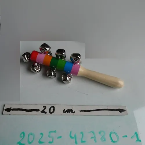 Zornăitoare de jucărie din lemn cu clopote metalice, vopsite &icirc;n diferite culori și lăcuite. Produs v&acirc;ndut online, &icirc;n special prin intermediul www.les-jeux-montessori.com.