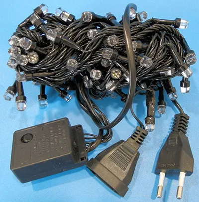 Lanț de iluminat decorativ &icirc;n formă de șir, cu o unitate intermitentă cu 8 funcții și cu o priză pentru extinderea lanțului de iluminat cu membri suplimentari. Date tehnice: 220-240 V, 50Hz/60Hz, 11 W, clasa 0.