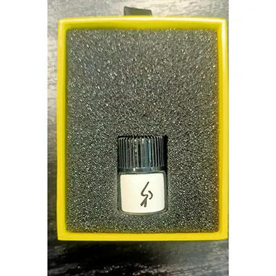 Pulbere albă energizantă, inhalată pe nas, 1 g. Produs vândut online, în special prin intermediul sniffit.life.