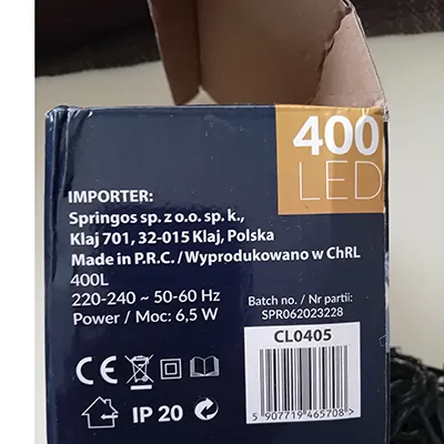 Lanț de iluminat cu LED-uri de tip Garland cu 400 de lămpi neînlocuibile, tensiune nominală de 220 - 240 V și putere nominală de 6,5 W. Produs vândut online, în special prin intermediul www.pigubeakcijos.lt.