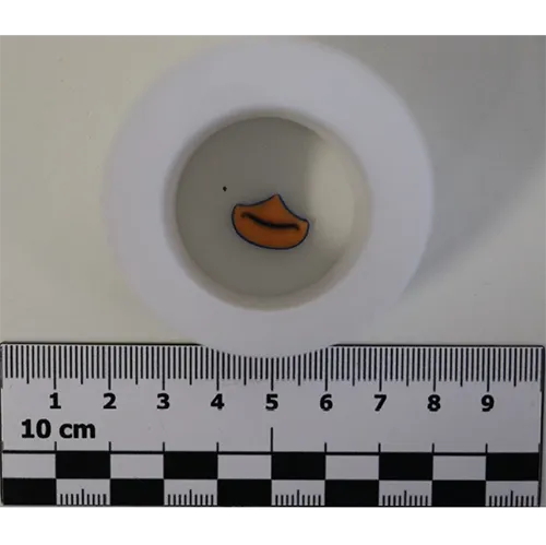 Un set format din mâzgă galbenă și o jucărie moale cu un inel cu cheie.