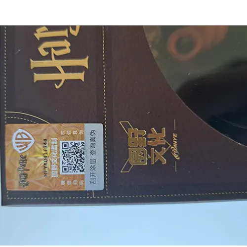 Jucărie moale, în formă de creatură Niffler, cu o coroană aurie și un colier cu mărgele. Produs vândut online, în special prin intermediul Shein.