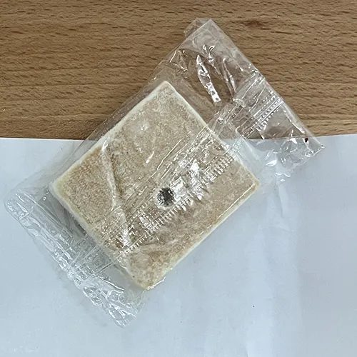 Lanternă albă. Combustibilul pentru flacăra care încălzește aerul poate fi solid, lichid sau gazos. Dimensiuni: 38 x 70 x 102 cm. Produs vândut online, în special prin intermediul www.derhochze