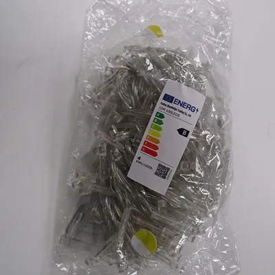 Lanț de iluminat format din 100 de lumini LED.