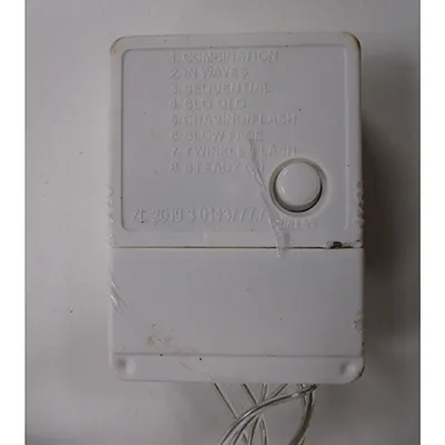 Lanț de iluminat format din 100 de lumini LED.