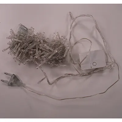 Lanț de iluminat format din 100 de lumini LED.