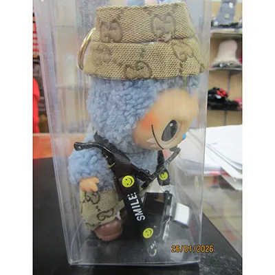 Jucărie moale cu un inel cu cheie în formă de monstru Labubu.