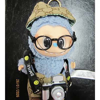 Jucărie moale cu un inel cu cheie în formă de monstru Labubu.