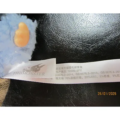 Jucărie moale cu un inel cu cheie în formă de monstru Labubu.