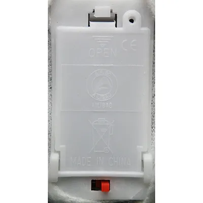 Plimbare și lătrat câine de pluș cu cadru din plastic. Jucăria funcționează pe 2 baterii AA.