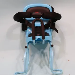 Scaun de bicicletă spate pentru copii, albastru sau roșu, cu suporturi pentru picioare. Produs vândut online, în special prin intermediul AliExpress (număr de identificare: 1005008089861957).