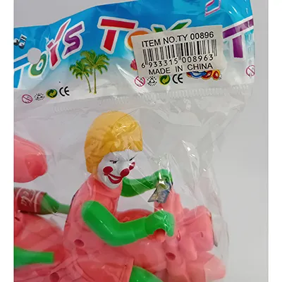 Motocicletă colorată de jucărie din plastic, cu o față de clovn pe locul șoferului și un mecanism inerțial, tras de o sfoară.