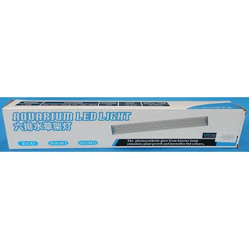 Lampă de acvariu LED cu o sursă de alimentare integrată în cablu. Lumina este acoperită cu plastic. Date tehnice: 220-240 V 50 Hz; 12 W; lungime de 38,5 cm. Destinat pentru un rezervor de apă de 40-50 de dimensiuni.