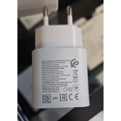 Adaptor de călătorie alb. Produs vândut online, în special prin intermediul www.szupitokok.hu.