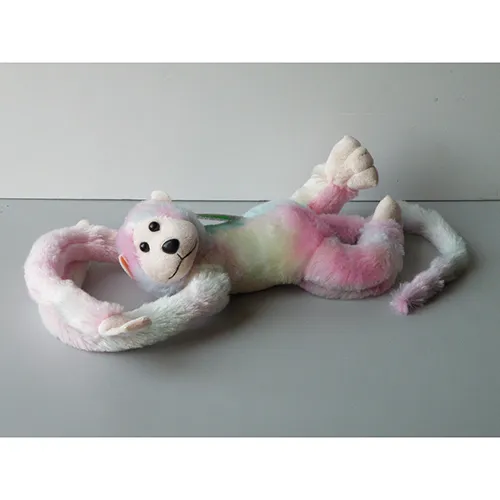 Maimuță de pluș de culoarea curcubeului, care emite sunete, cu mâini de velcro, ochi de plastic și nas.