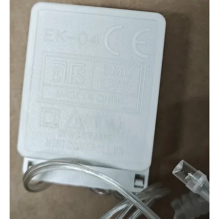 Lanț de iluminat care conține surse de lumină cu LED-uri neînlocuibile. Produsul include un dispozitiv pentru schimbarea modurilor de iluminare.