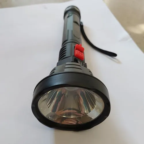 Lanternă LED cu acumulator din plastic negru, cu conector micro-USB. Butonul de apăsare încorporat permite alegerea a 3 moduri de iluminare diferite. Unele LED-uri indică nivelul de încărcare. Produsul vine cu un cablu de încărcare.