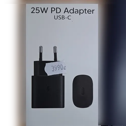 Adaptor de călătorie cu port USB-C.