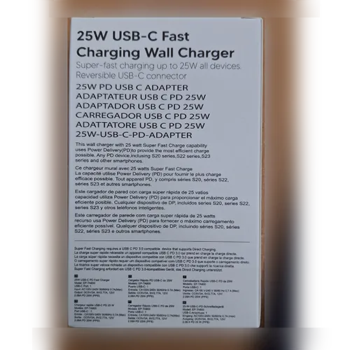 Adaptor de călătorie cu port USB-C.
