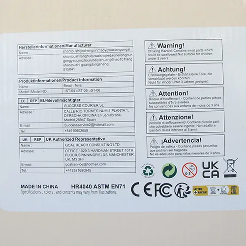 Set de jucării din plastic destinat plajei, format din 31 de părți, inclusiv o găleată pliabilă, un set de tac&acirc;muri (cuțite, furculițe și linguri), o plasă, ochelari de soare, o cutie de udare, cinci unelte, două plăci și 17 forme. Produs v&acirc;ndut online, &icirc;n special prin intermediul Amazon (ASIN B0DSVW25YQ).