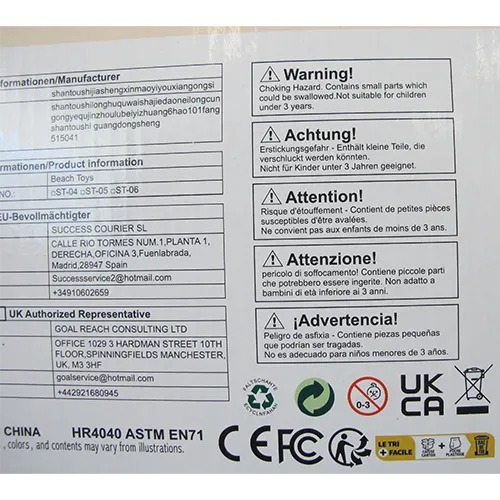 Set de jucării din plastic destinat plajei, format din 31 de părți, inclusiv o găleată pliabilă, un set de tac&acirc;muri (cuțite, furculițe și linguri), o plasă, ochelari de soare, o cutie de udare, cinci unelte, două plăci și 17 forme. Produs v&acirc;ndut online, &icirc;n special prin intermediul Amazon (ASIN B0DSVW25YQ).