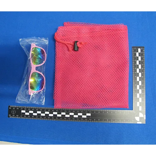 Set de jucării din plastic destinat plajei, format din 31 de părți, inclusiv o găleată pliabilă, un set de tac&acirc;muri (cuțite, furculițe și linguri), o plasă, ochelari de soare, o cutie de udare, cinci unelte, două plăci și 17 forme. Produs v&acirc;ndut online, &icirc;n special prin intermediul Amazon (ASIN B0DSVW25YQ).