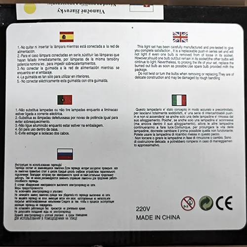 Lanț de iluminat destinat interconectării, care conține surse de lumină cu LED-uri neînlocuibile, cu un dispozitiv pentru schimbarea modurilor de iluminare.