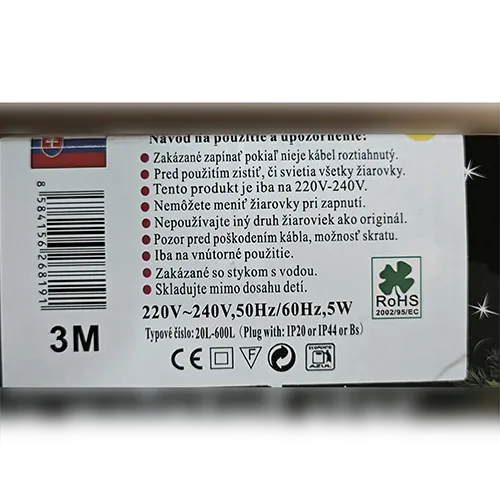 Lanț de iluminat destinat interconectării, care conține surse de lumină cu LED-uri neînlocuibile, cu un dispozitiv pentru schimbarea modurilor de iluminare.