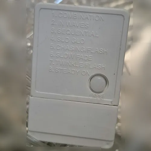 Lanț de iluminat destinat interconectării, care conține surse de lumină cu LED-uri neînlocuibile, cu un dispozitiv pentru schimbarea modurilor de iluminare.