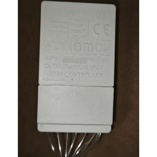 Lanț de iluminat destinat interconectării, care conține lămpi cu LED-uri neînlocuibile și un dispozitiv pentru schimbarea modurilor de iluminare. Produs vândut online, în special prin satelity.ellano.sk.