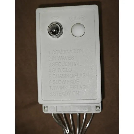 Lanț de iluminat destinat interconectării, care conține lămpi cu LED-uri neînlocuibile și un dispozitiv pentru schimbarea modurilor de iluminare. Produs vândut online, în special prin satelity.ellano.sk.
