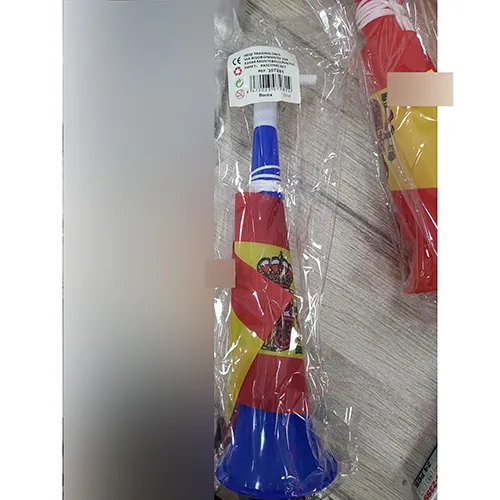 Jucărie de plastic &icirc;n formă de corn albastru cu o piesă bucală albă.