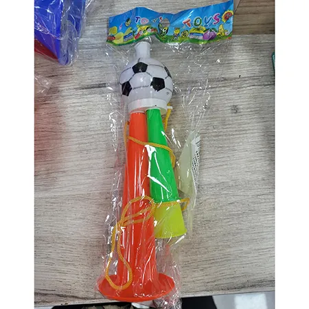 Claxon de jucărie cu o piesă bucală &icirc;n formă de fotbal și trei ieșiri de aer &icirc;n diferite culori.