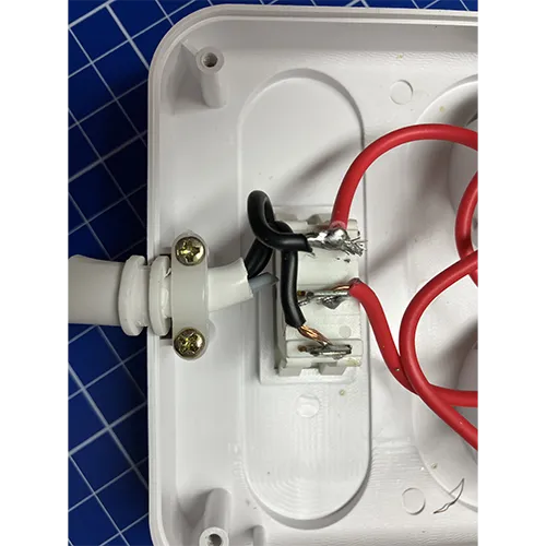 Priză multiplă cu 6 prize Schuko, un comutator de robinet roșu, 4 prize USB tip A, 2 prize USB tip C și un cablu de alimentare de 2,5 m lungime. Produs v&acirc;ndut online, &icirc;n special prin intermediul Amazon (ASIN: B0FGD9XJGF).