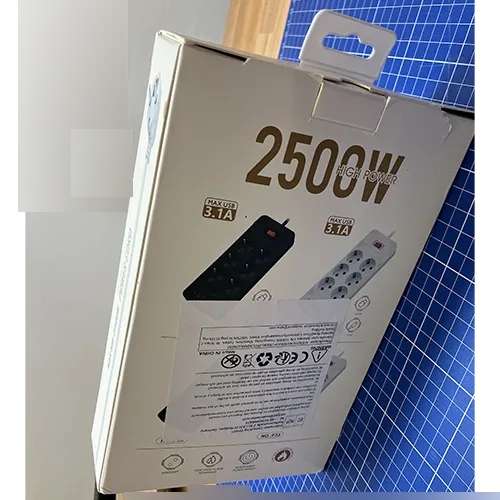 Priză multiplă cu 6 prize Schuko, un comutator de robinet roșu, 4 prize USB tip A, 2 prize USB tip C și un cablu de alimentare de 2,5 m lungime. Produs v&acirc;ndut online, &icirc;n special prin intermediul Amazon (ASIN: B0FGD9XJGF).